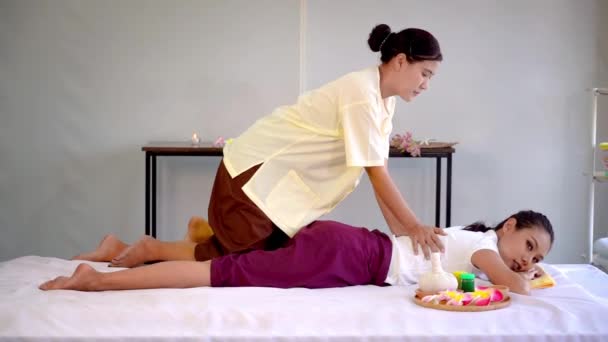 Thajská Masérka Dává Relaxační Masáž Zad Ženě Thajské Lázeňské Terapii — Stock video