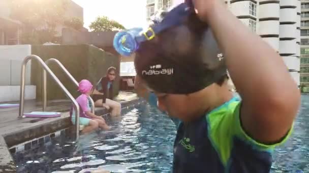 Asiático Menino Está Colocando Óculos Natação Para Nadar Piscina — Vídeo de Stock
