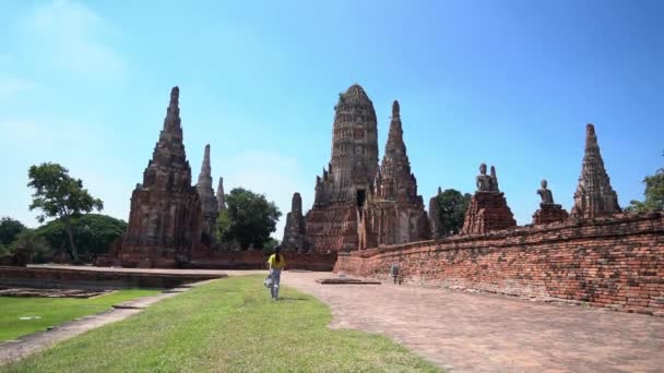 Menina Está Andando Uma Ruína Velho Reino Ayutthaya Tailândia — Vídeo de Stock