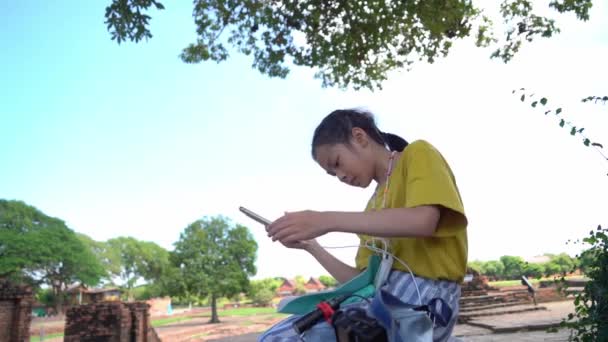 Μικρός Ασιάτης Κορίτσι Βάζοντας Κάτω Κινητό Τηλέφωνο Για Nature Rehab — Αρχείο Βίντεο