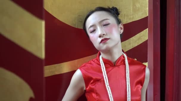 Kızıl Altın Tapınak Arka Planında Geleneksel Kırmızı Cheongsam Giyen Çinli — Stok video