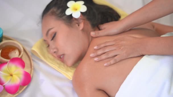 Mujer Asiática Está Recibiendo Tratamiento Masaje Aceite Cuello Thai Spa — Vídeos de Stock