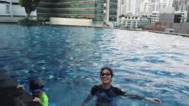 Mère Enseigne Deux Enfants Nager Dans Une Piscine Dans Une — Video