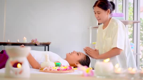 Žena Dostává Relaxační Masáž Hlavy Aroma Thai Spa Pro Pohodu — Stock video