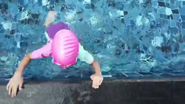 小女孩正在游泳池边练习跳水 — 图库视频影像