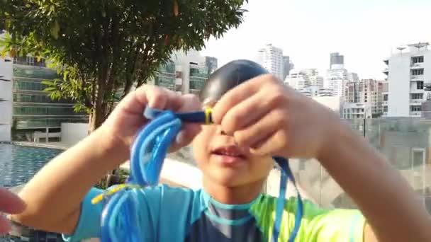 在走进游泳池之前 泰国小男孩戴上了谷歌 Google 的泳镜 — 图库视频影像