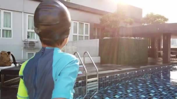 Menino Tailandês Prepara Para Exercitar Uma Piscina Condomínio Com Família — Vídeo de Stock