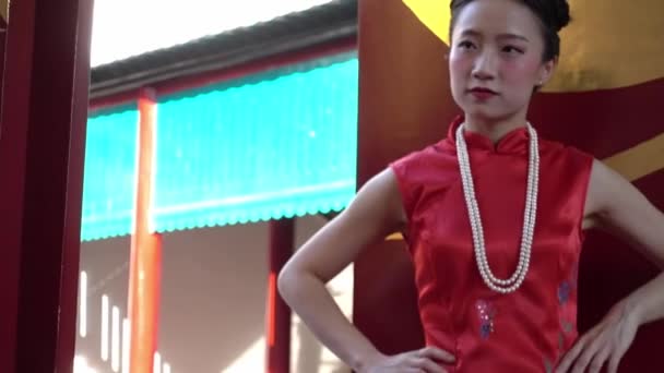 Chinese Vrouw Rode Cheongsam Een Chinese Tempel — Stockvideo