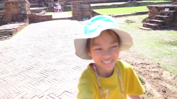Pequena Menina Tailandesa Está Viajando Ayutthaya Historical Landmark Thailand Para — Vídeo de Stock