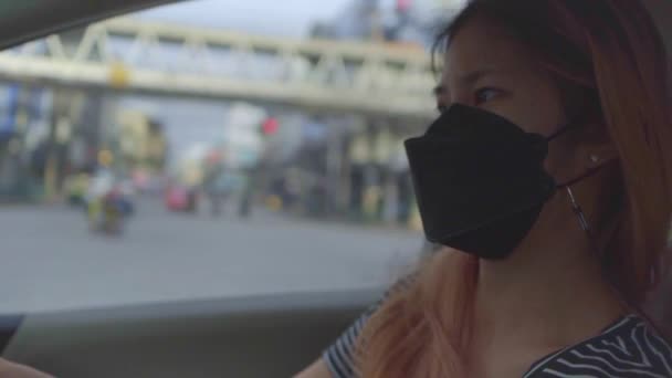 Mulher Tailandesa Usando Máscara Proteção Saúde Enquanto Dirige Rua Bangkok — Vídeo de Stock