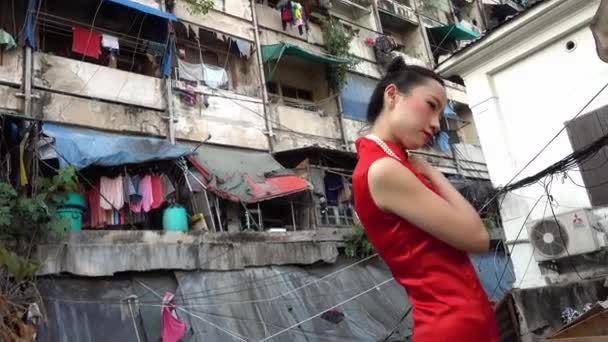 Cheongsam Daki Çinli Kadın Bangkok Gecekondu Bölgesinde Duruyor — Stok video