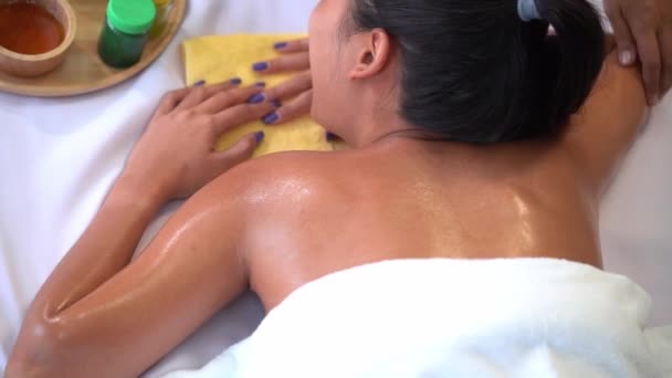 Mujer Tailandesa Está Recibiendo Masaje Con Aceite Aromaterapia Parte Superior — Vídeos de Stock