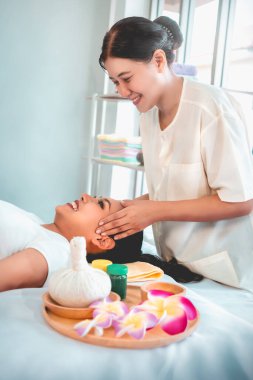 Kadın, Tayland masajı, masaj, masaj, kaplıca, masaj, profesyonel bir masör tarafından tedavi ediliyor..