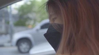 Bangkok Tayland 'da trafik sıkışıklığı sokağında araba kullanırken cep telefonu kullanan Asyalı kadın..