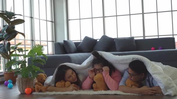 有孤独症孩子的亚洲家庭在客厅里的毛毯下快乐地嬉笑着玩耍 — 图库视频影像