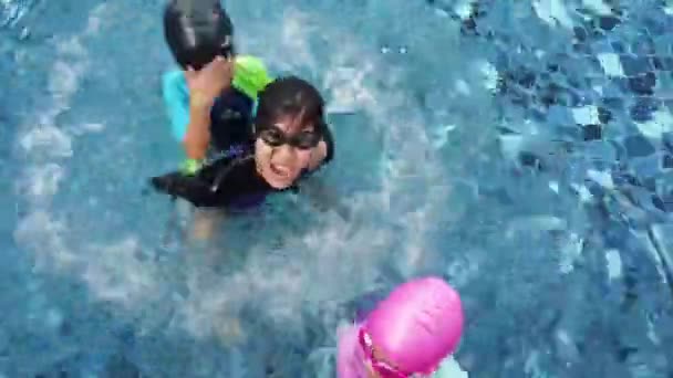 Madre Niño Una Niña Divierten Jugando Saltando Juntos Una Piscina — Vídeo de stock