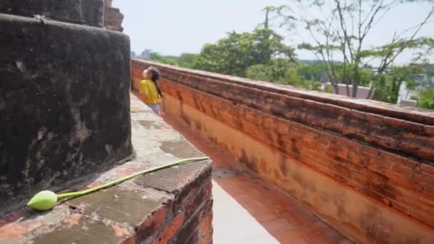Азиатский Ребенок Старом Руине Аютайи Исторической Достопримечательности Таиланда — стоковое видео