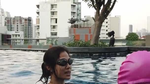 Mãe Asiática Está Ensinando Treinando Sua Filha Para Nadar Piscina — Vídeo de Stock