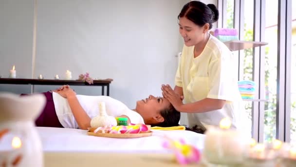 Aziatische Vrouw Krijgt Thaise Massage Haar Hoofd Thaise Luxe Spa — Stockvideo