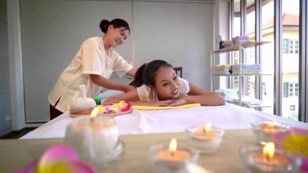 Asiatin Erhält Massage Auf Dem Rücken Auf Einem Bett Thai — Stockvideo