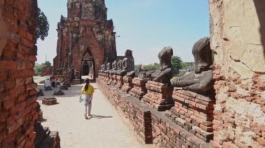 Taylandlı küçük kız Tayland 'ın Ayutthaya Tarihi Simgesi' nde seyahat ediyor. Tayland Turizm Konsepti için.