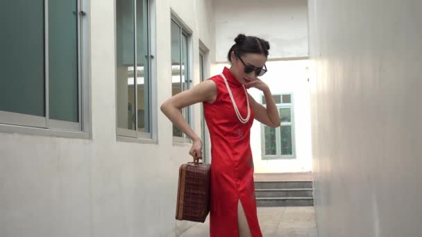 Geleneksel Cheongsam Giysileri Içinde Çin Modeli Seyahat Konsepti Için Güneş — Stok video