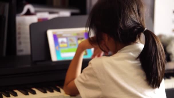 Menina Asiática Está Tendo Aulas Piano Música Online Tablet — Vídeo de Stock
