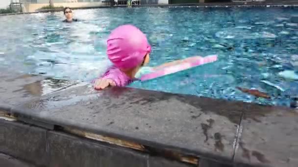 Asiatico Madre Insegnante Suo Bambino Imparare Nuotare Utilizzando Schiuma Galleggiante — Video Stock