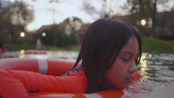 Ázsiai Lány Gyermek Szomorú Érzelmek Lebeg Egy Hurok Szabadtéri Medence — Stock videók