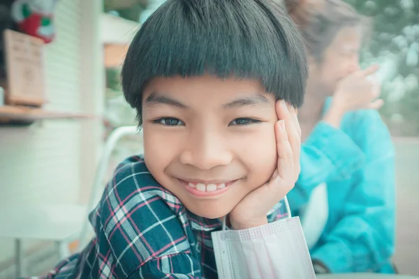 Asiático Chico Con Divertida Sonrisa Cámara Con Madre Riendo Espalda — Foto de Stock