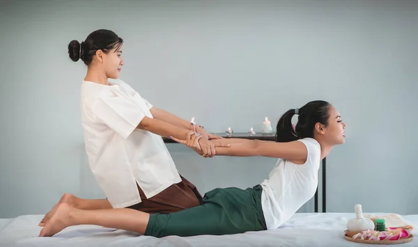 Donna Sta Ricevendo Massaggio Alla Schiena Stretching Thai Therapy Spa — Foto Stock