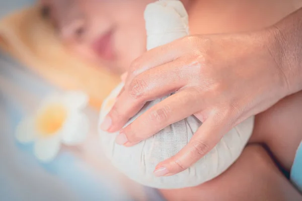 Presionar Mano Compresa Caliente Tailandesa Para Tratamiento Spa Masaje Espalda — Foto de Stock