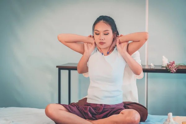 Растяжка Спины Плеч Спа Салоне Thai Massage Spa Профессионального Тайского — стоковое фото