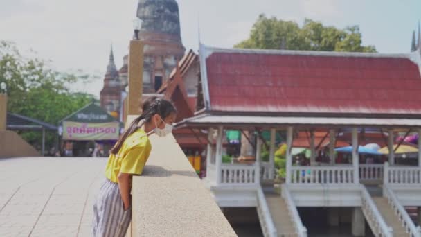 Menina Tailandesa Está Olhando Para Rio Uma Ponte Templo — Vídeo de Stock