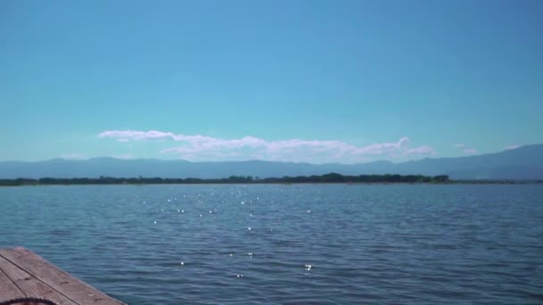 Vista Una Barca Legno Che Viaggia Grande Lago Con Montagne — Video Stock