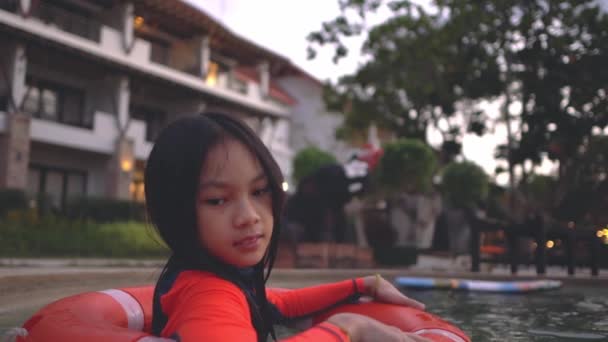 Menina Asiática Está Nadando Anel Borracha Flutuando Piscina Resort Entardecer — Vídeo de Stock
