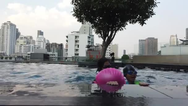 Gezin Met Moeder Dochter Zoon Zwemmen Een Stad Condominium Zwembad — Stockvideo