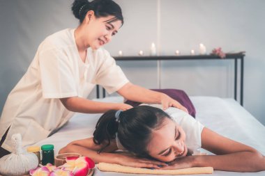 Kadın Tayland 'da lüks kaplıcalarda masaj yaptırıyor..