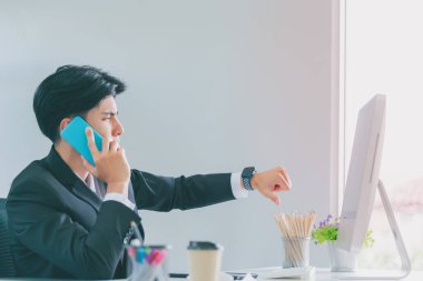 İş adamı telefonda konuşurken olumsuz ret işareti gösteriyor..