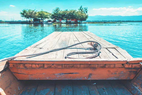 Phayao Tayland 'da hiç insan olmadan göl kıyısına doğru yol alıyoruz.