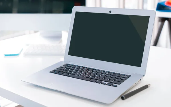 Blank Screen Laptop Computer Mock Office Desk Application Website Template — Zdjęcie stockowe
