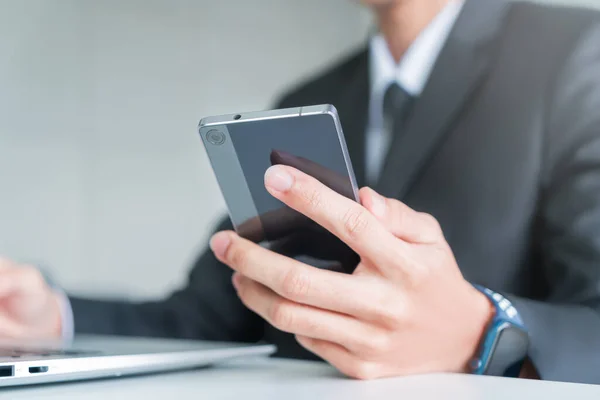 Hombre Negocios Está Mirando Teléfono Móvil Mientras Que Anotando Portátil — Foto de Stock