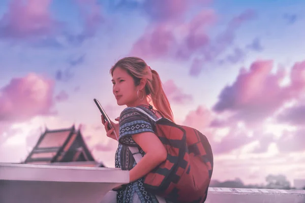 Mujer Asiática Viajero Tomando Una Foto Con Atardecer Del Templo —  Fotos de Stock