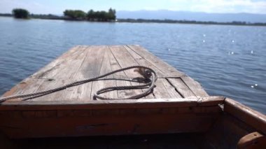 Teknenin ön tarafı Tayland, Phayao Gölü 'nde karaya çıkıyor..