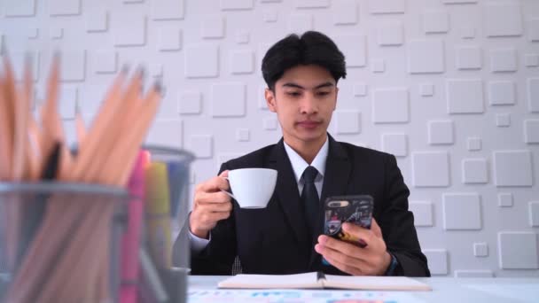 Geschäftsmann Entspannt Sich Mit Kaffeepause Büro Während Telefon Internet Nutzt — Stockvideo