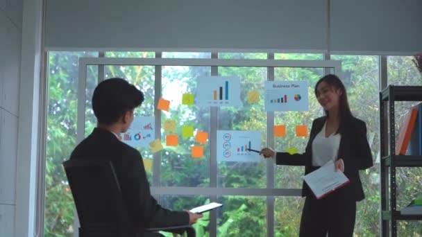 Businesswoman Présente Data Reportage Sur Panneau Verre Devant Salle Réunion — Video