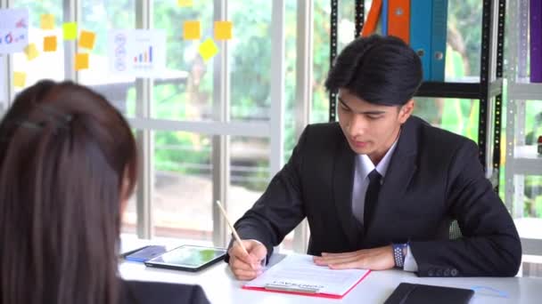 アジアのビジネスマンは履歴書を確認するHrとの募集会議でインタビューを受けています — ストック動画