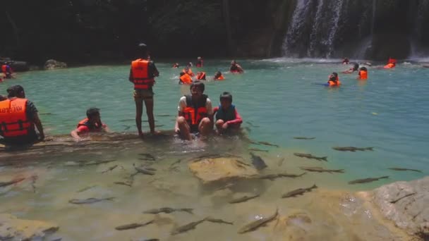 Kanchanaburi Thailand April 2022 Mensen Zwemmen Een Waterval Het Nationale — Stockvideo