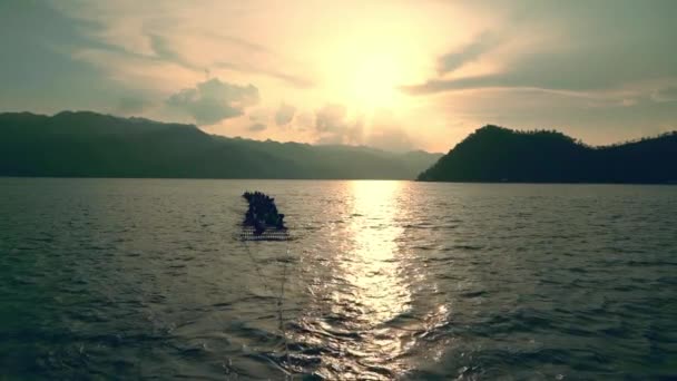 Galleggiante Zattera Turistica Grande Lago Kanchanaburi Thailandia Con Tramonto Sfondo — Video Stock