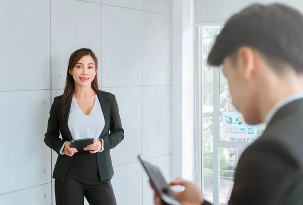 一位亚洲女商人的肖像 她站在背景下 在会议上扮演支助角色 — 图库照片
